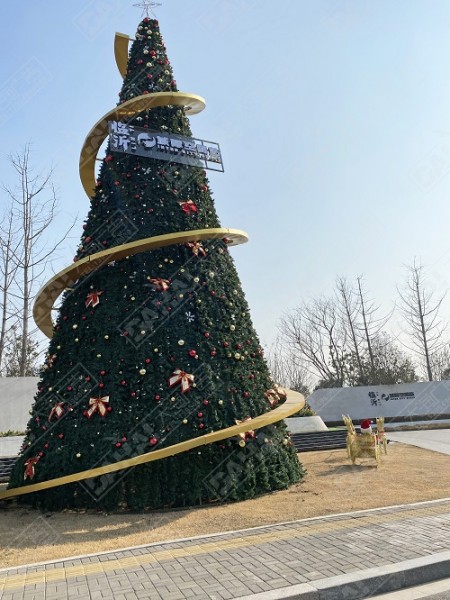 濟寧綠地·臨沂城際空間站圣誕氛圍亮化